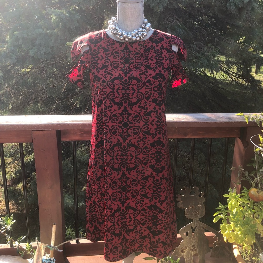 Cut out shoulder shift dress